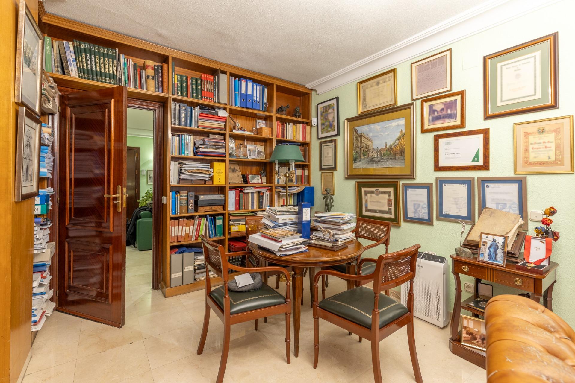 Piso en pleno centro de Granada con 2 plazas de garaje y tra - foto 9