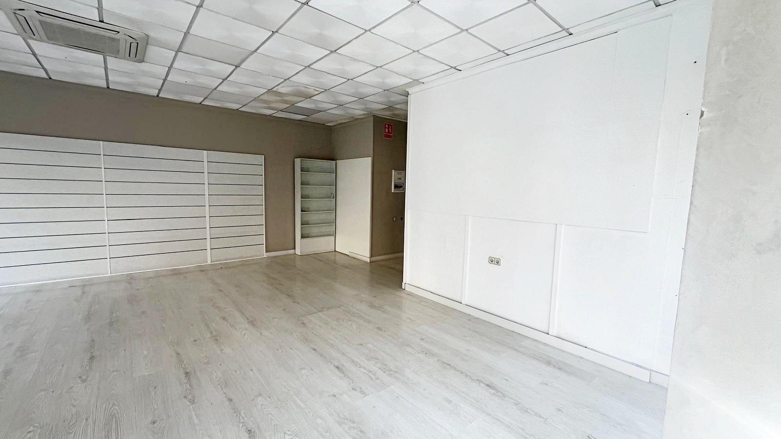 LOCAL COMERCIAL EN ESQUINA EN LA MEJOR ZONA DE TOTANA - foto 4