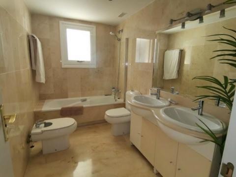 ENTRE ESTEPONA Y PUERTO BANÚS, APARTAMENTO EN ZONA MUY DEMAN - foto 5