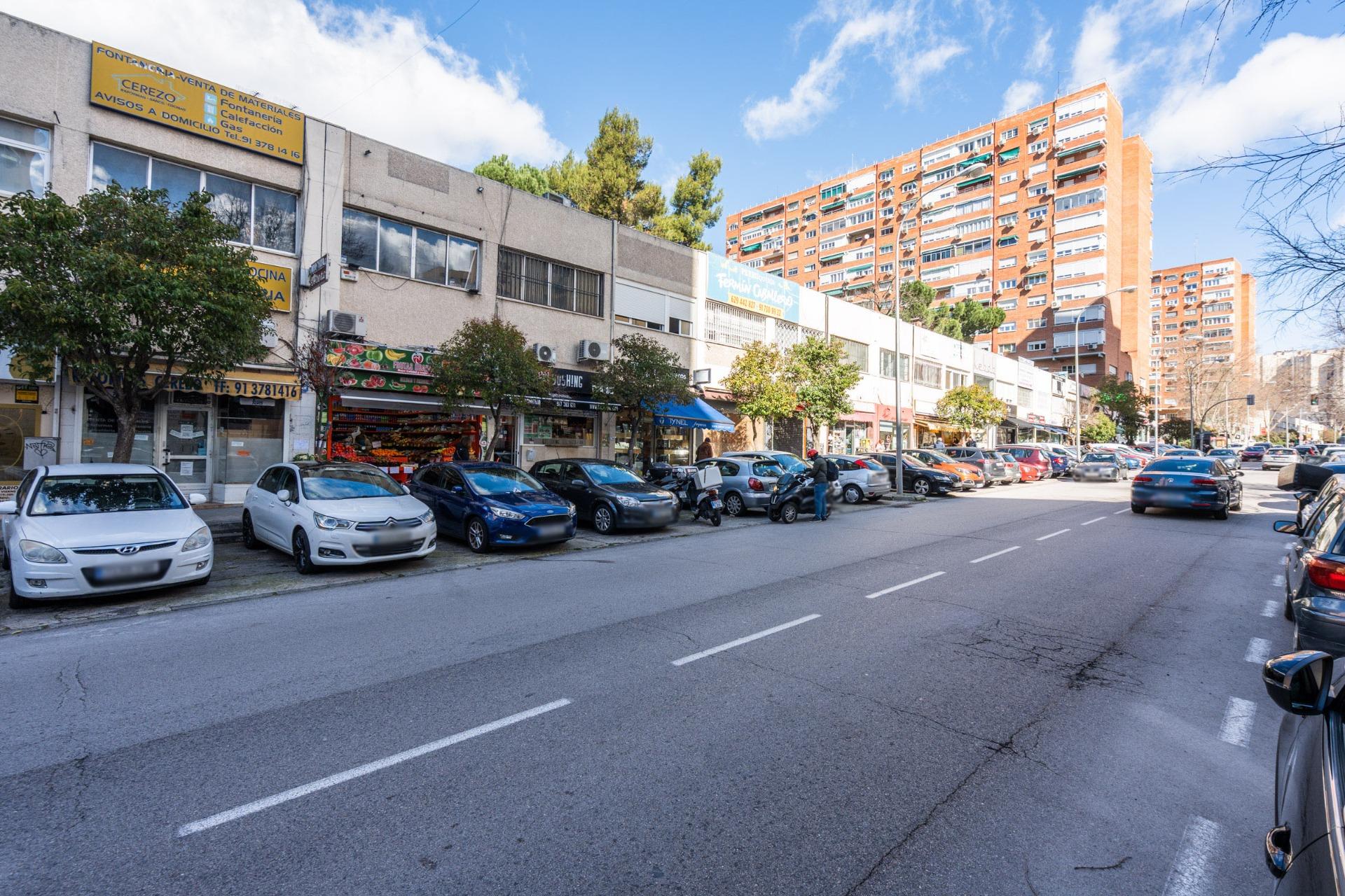 EXCELENTE LOCAL EN AVENIDA DE LA ILUSTRACIÓN DENTRO DE URBAN - foto 26