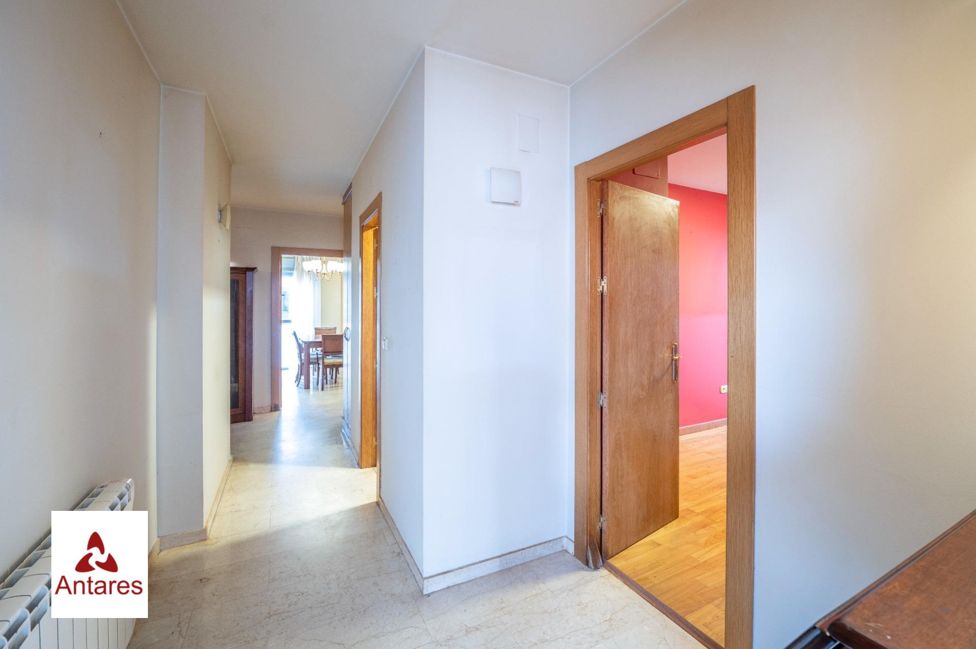 Amplio y Luminoso Piso en el Corazón de Granada - foto 2