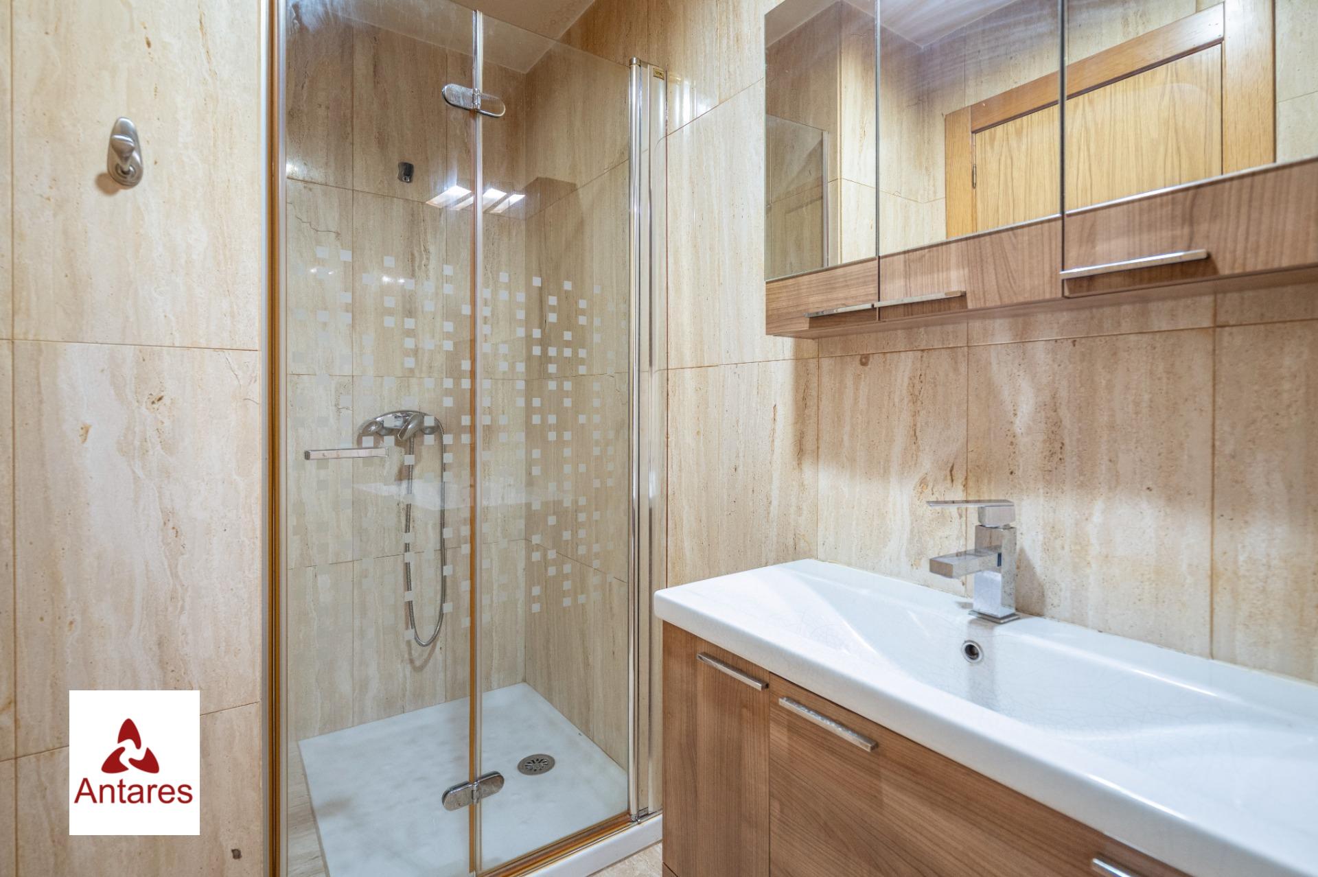 Amplio y Luminoso Piso en el Corazón de Granada - foto 8