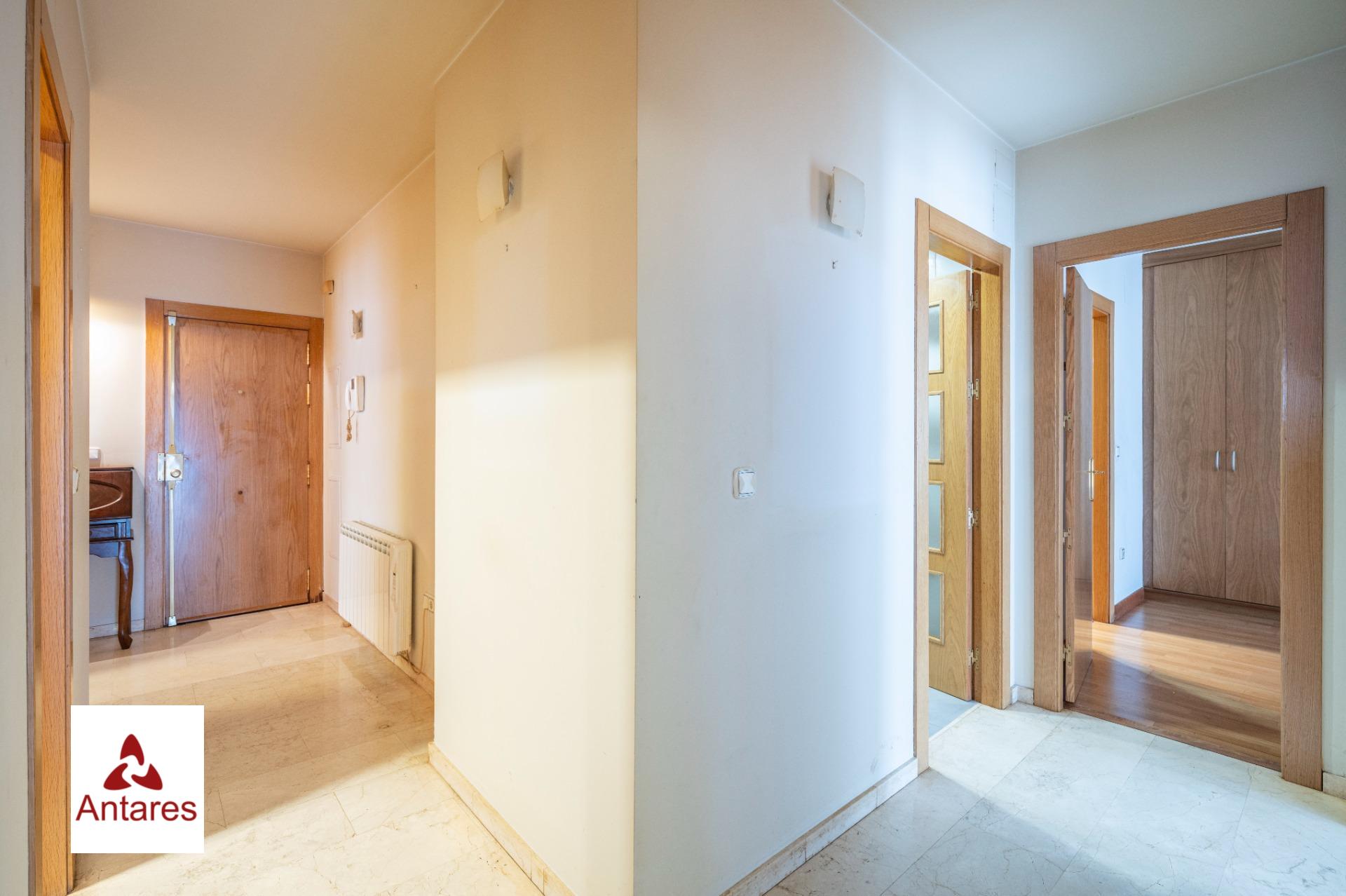 Amplio y Luminoso Piso en el Corazón de Granada - foto 19