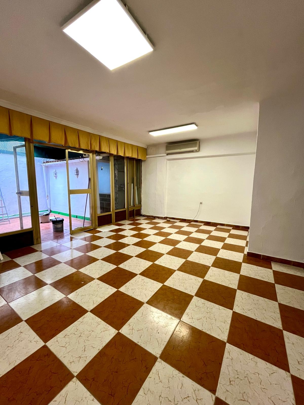 A.  Piso de una habitación (antes tres), con patio privado d