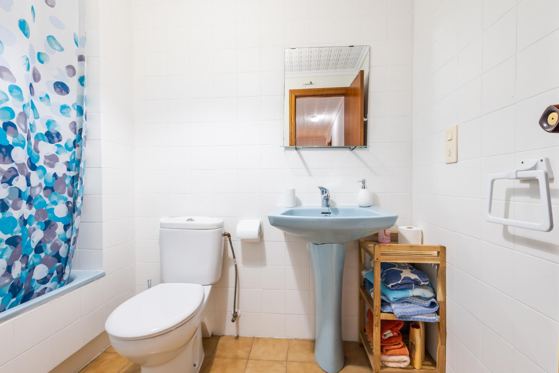 Amplio apartamento de 3 dormitorios a solo 100 metros de la  - foto 12