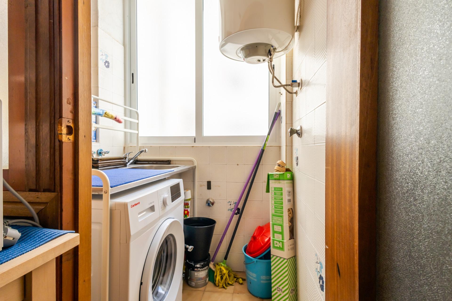 Amplio apartamento de 3 dormitorios a solo 100 metros de la  - foto 26