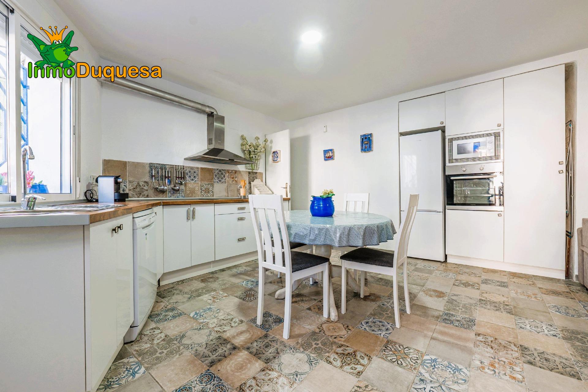 INVERSIÓN para ALQUILER. Casa con 3 apartamentos con licenci - foto 12