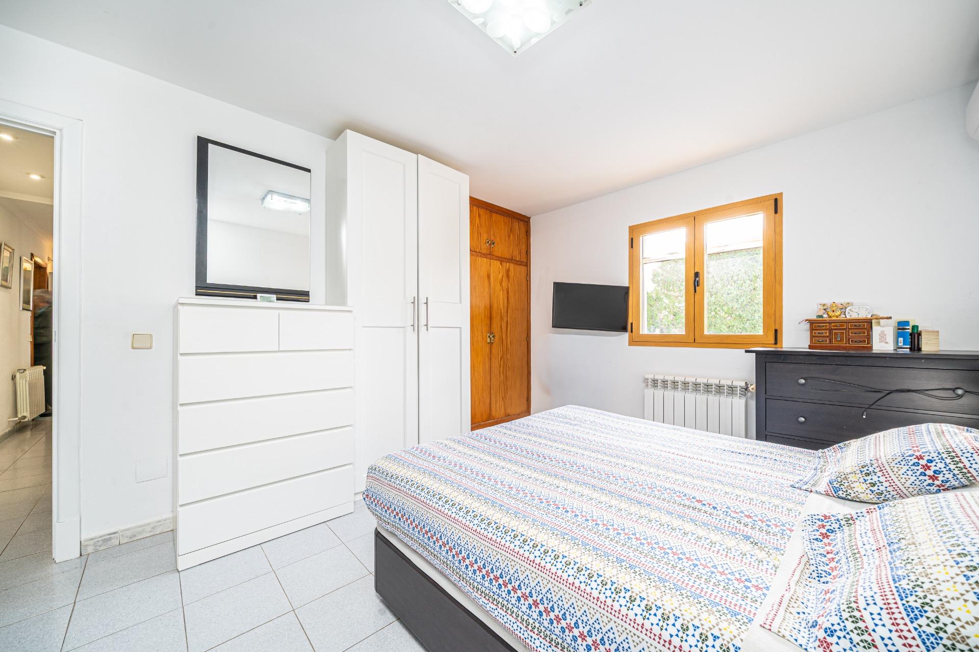 Chalet adosado con piscina privada y vistas al mar en Bahía  - foto 12