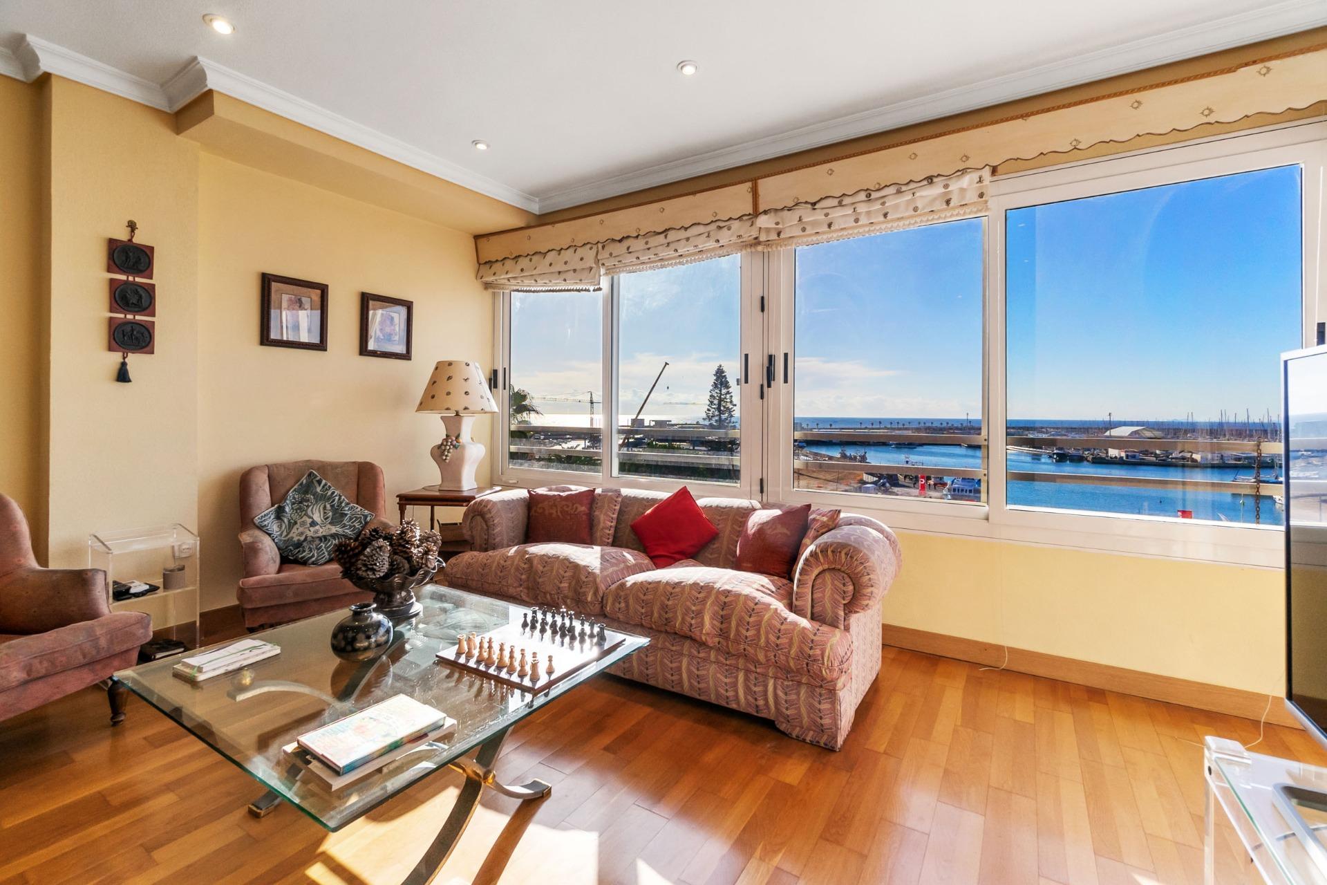 Exclusiva vivienda con vistas al mar y orientación sur