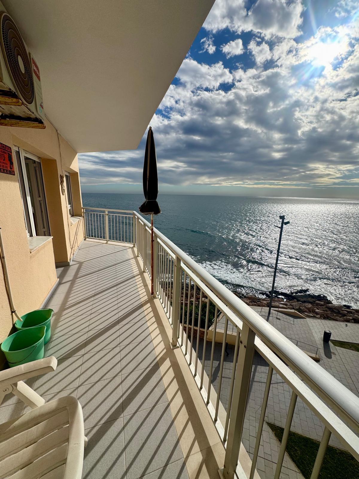 Amplio apartamento en primera línea con vistas frontales a l - foto 4