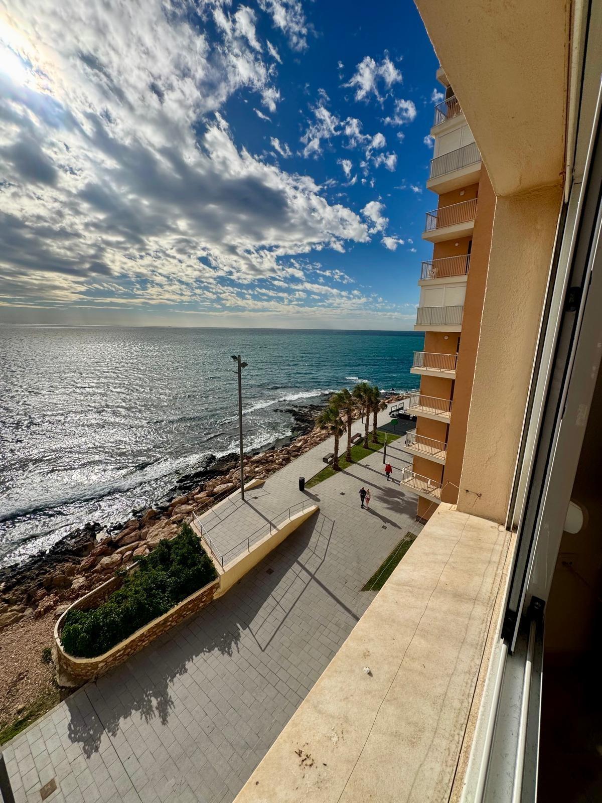 Amplio apartamento en primera línea con vistas frontales a l - foto 20