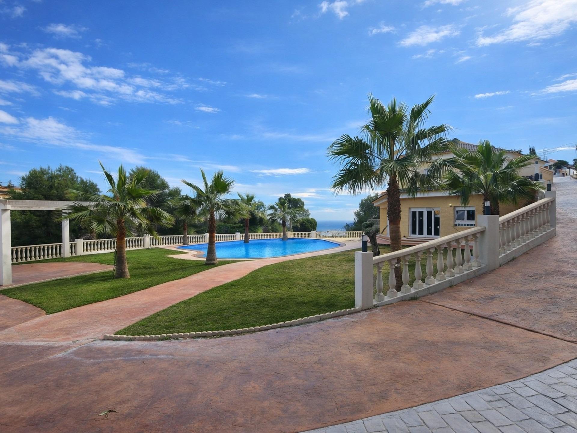 Villa independiente con amplia parcela y excelente ubicación - foto 2