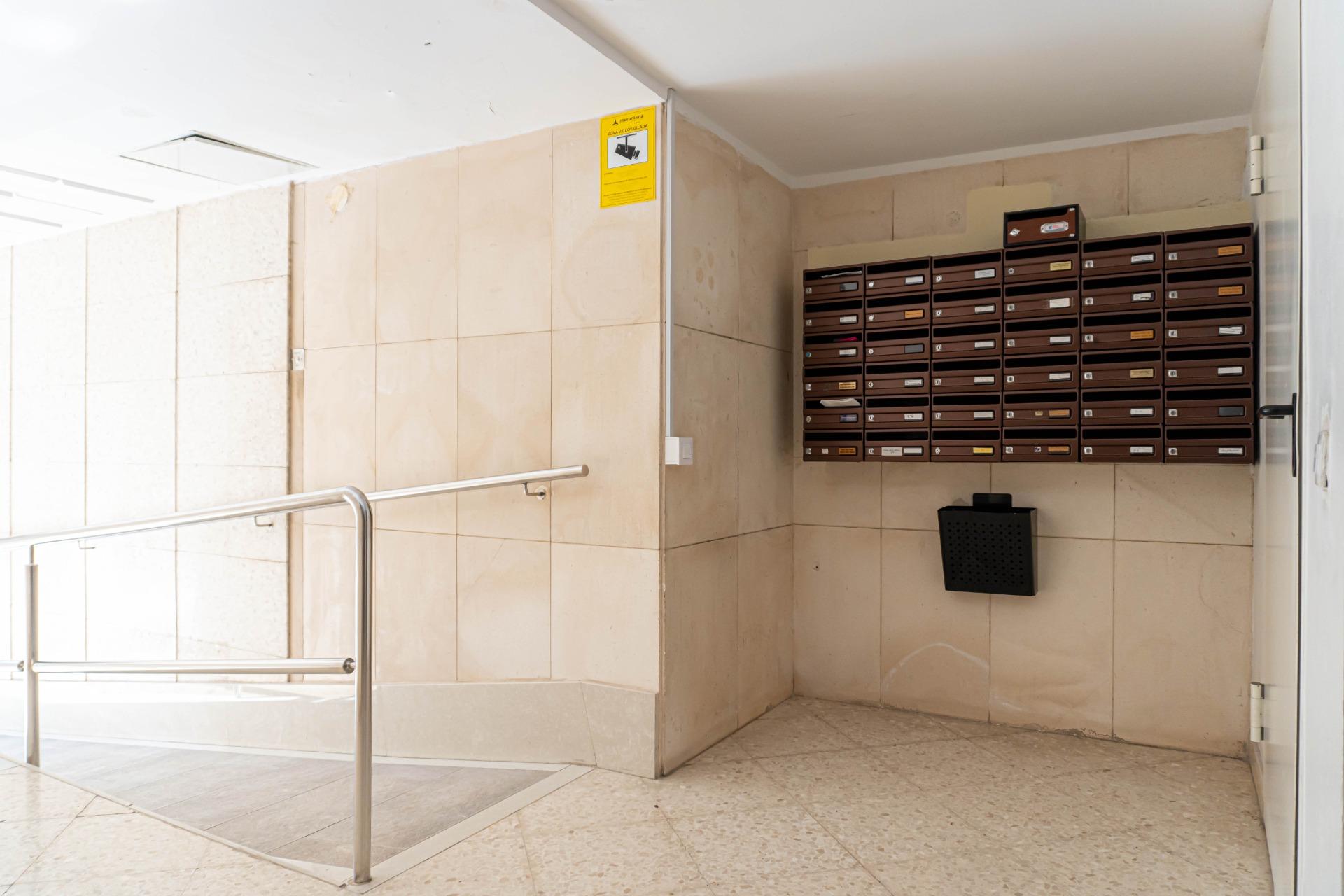 ¡JOYA PARA INVERSORES! Piso con Terraza de 25 m2 en Calle Ar - foto 3