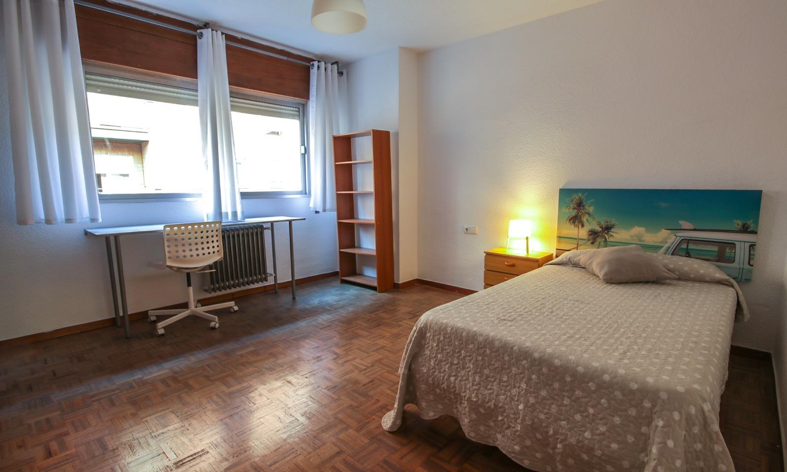 Amplio y luminoso piso de 4 dormitorios en alquiler en Plaza - foto 9