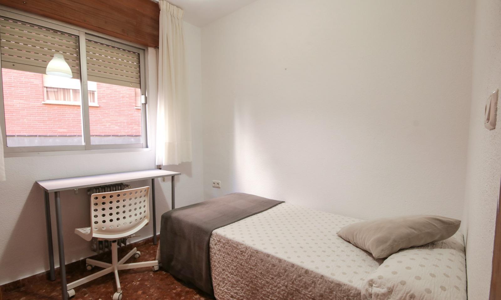 Amplio y luminoso piso de 4 dormitorios en alquiler en Plaza - foto 15