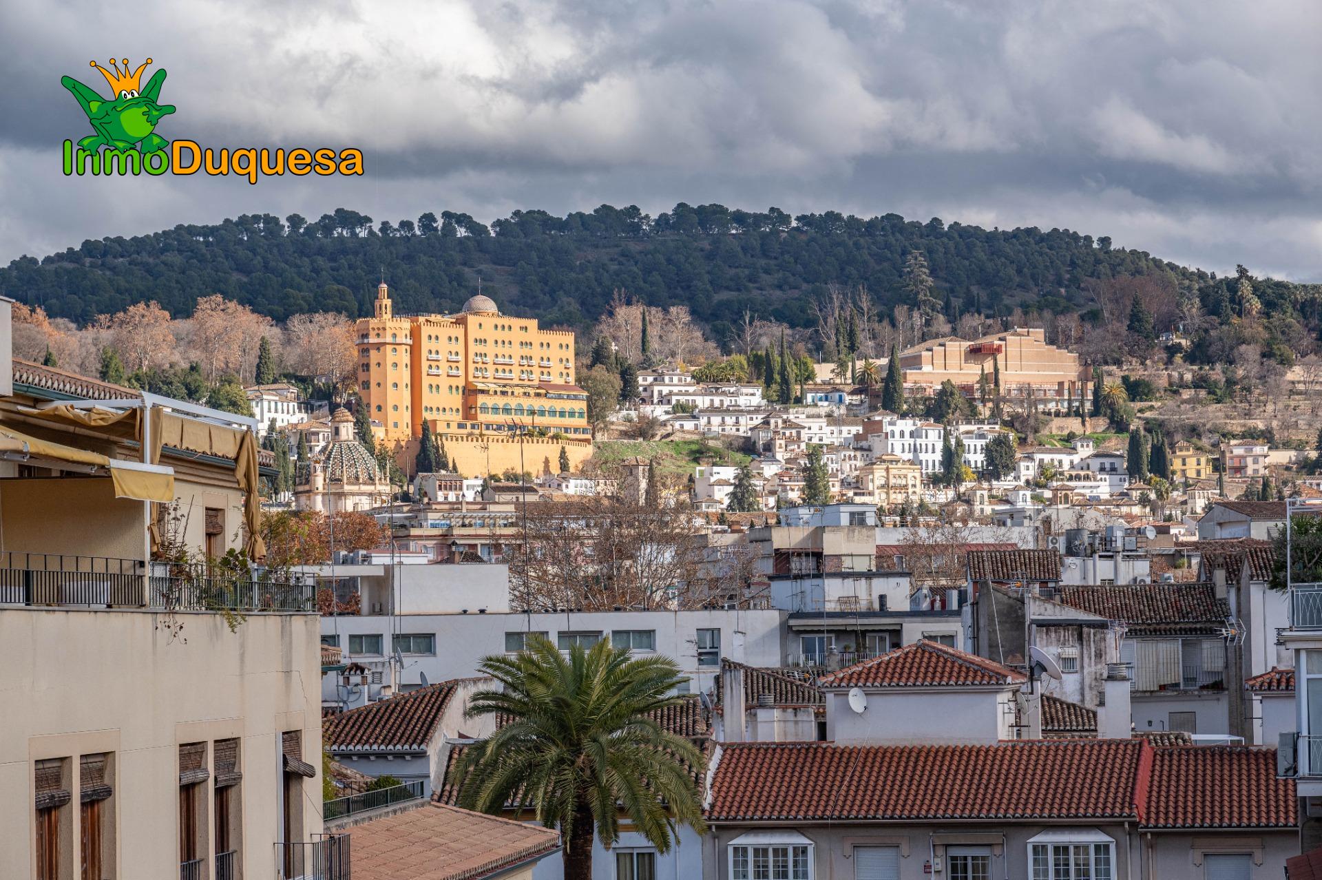 Piso de 4 dorm. en pleno CENTRO de Granada con Plaza de aparcamiento.