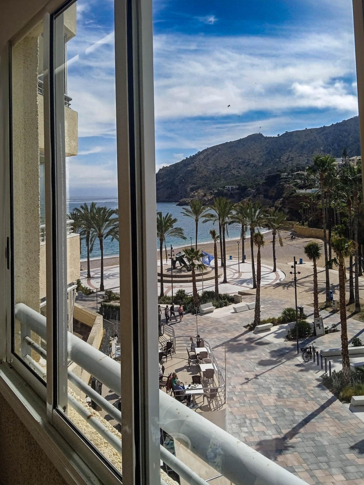 Apartamento en primera línea en el Albir, orientación Sur - foto 2