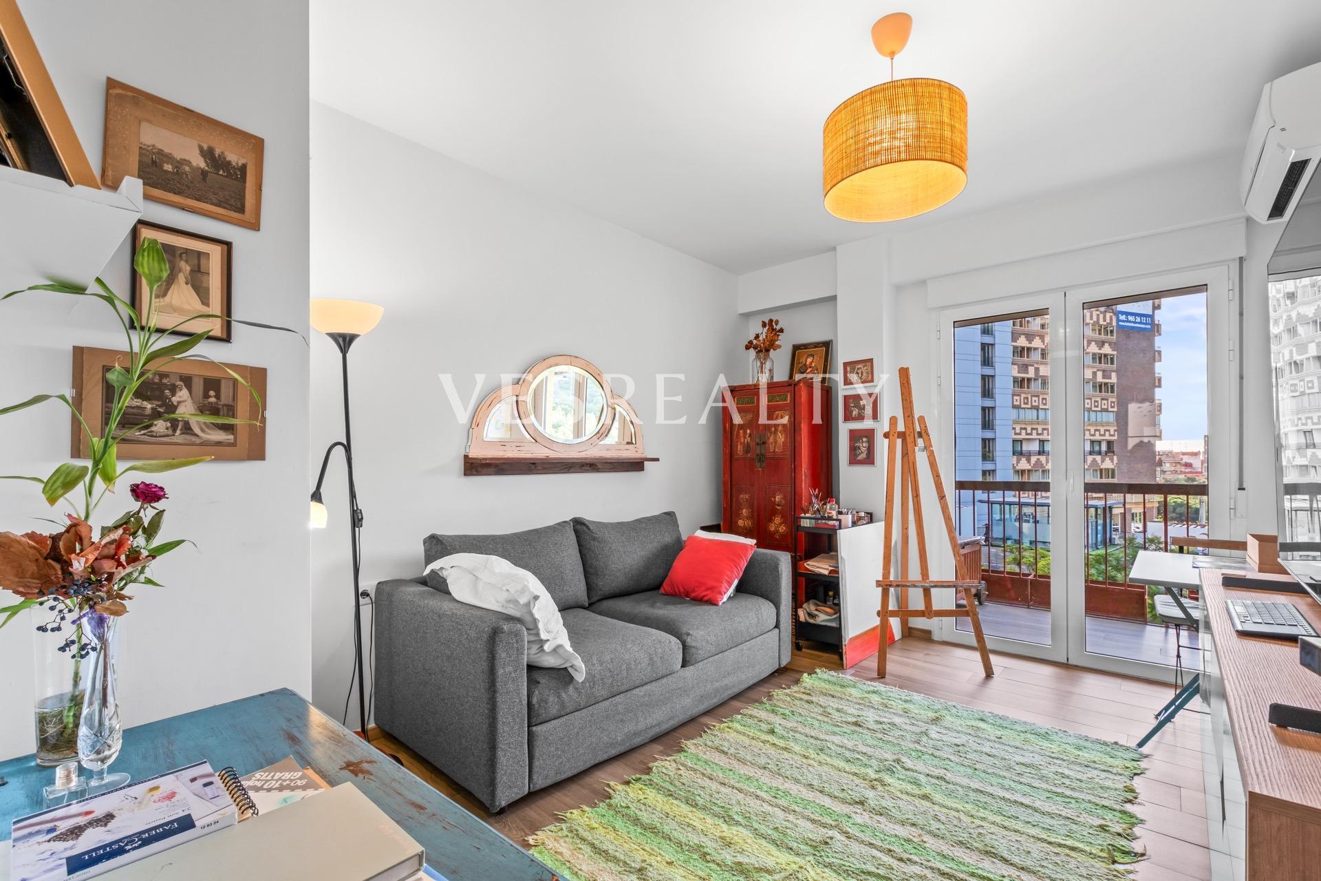 Amplio apartamento en alquiler con balcones y cerca de la pl - foto 2