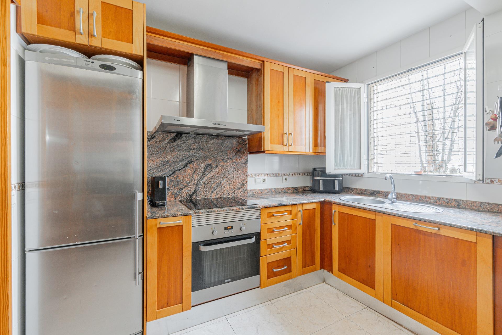 PLANTA BAJA CON TERRAZA, PARKING, TRASTERO Y ASCENSOR, EN S´ - foto 5