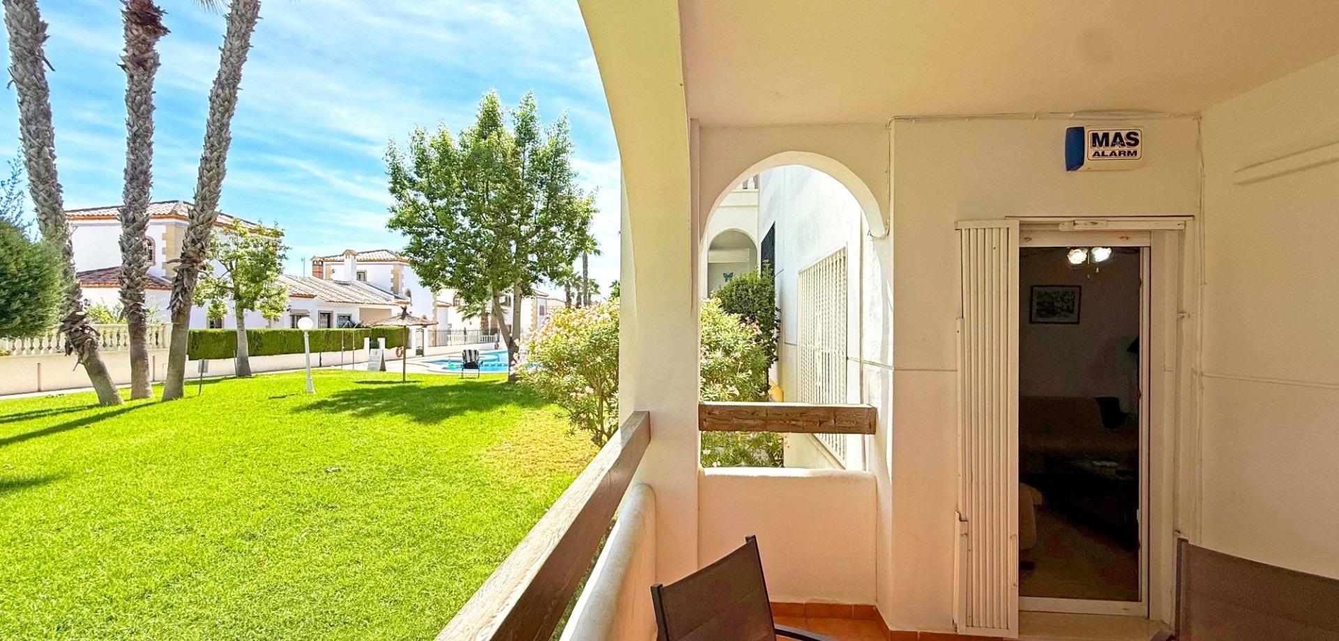 Apartamento en planta baja en Res. Las Violetas, Villamartín - foto 3