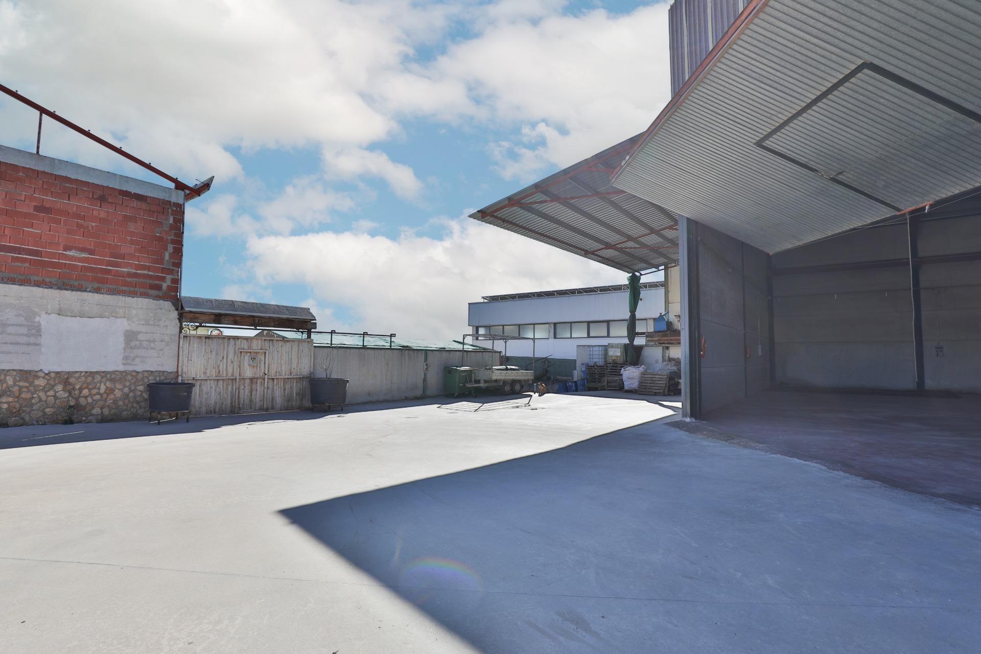 Nave industrial con Chalet en Alcalá la Real - foto 23