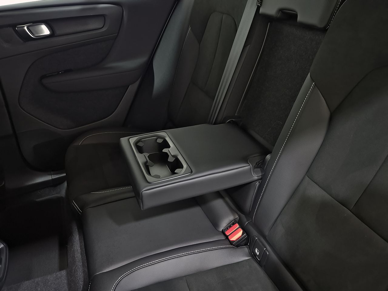 Volvo XC40 2.0 B3 G R-Design Auto - foto 32