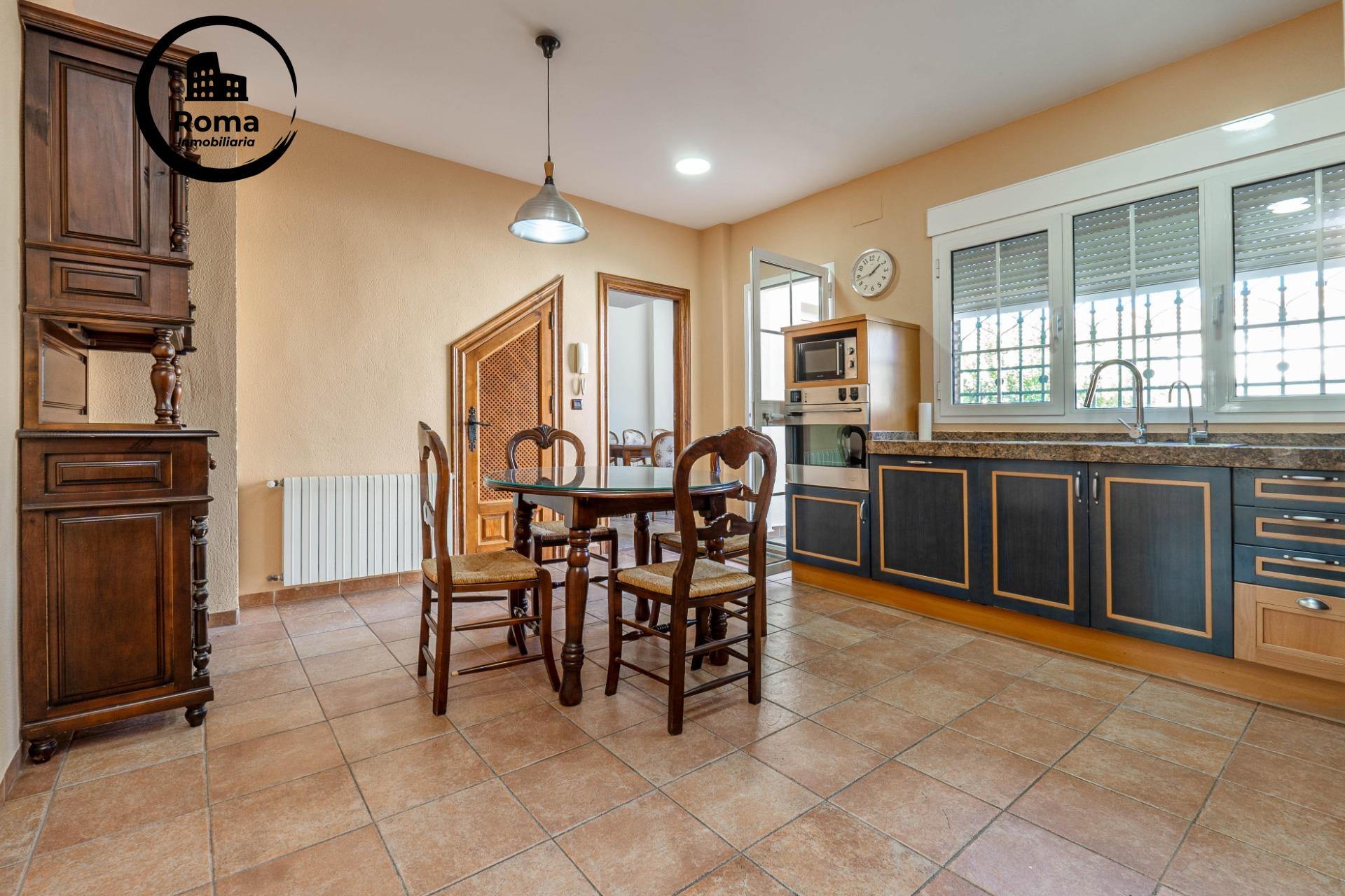 Chalet de 505 m2 construidos con piscina y jardines. 5 dormi - foto 3