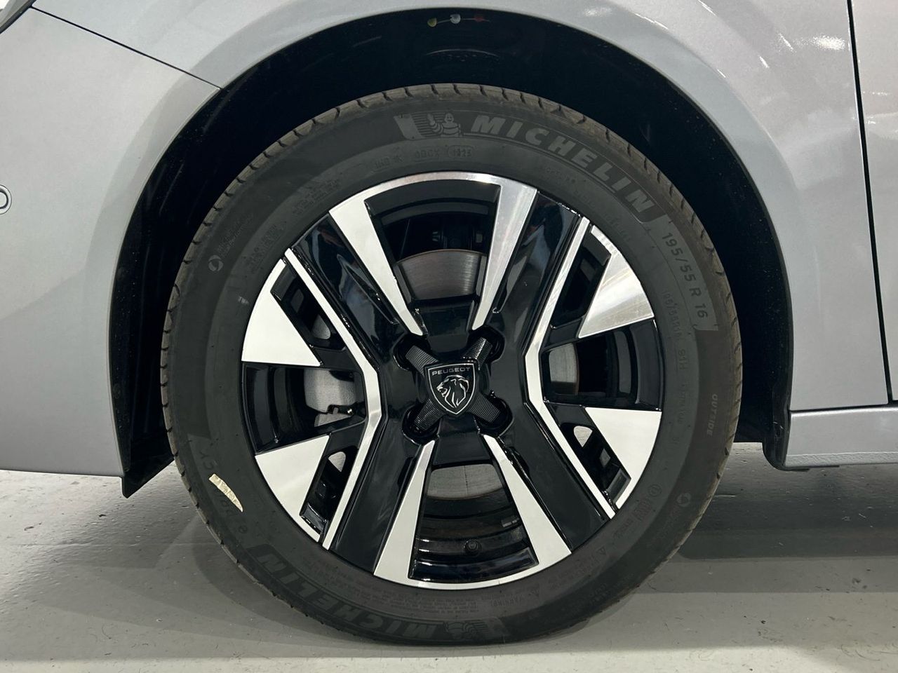 Peugeot 208 Allure Hybrid eDCS6 81 kW (110 CV) - foto 13