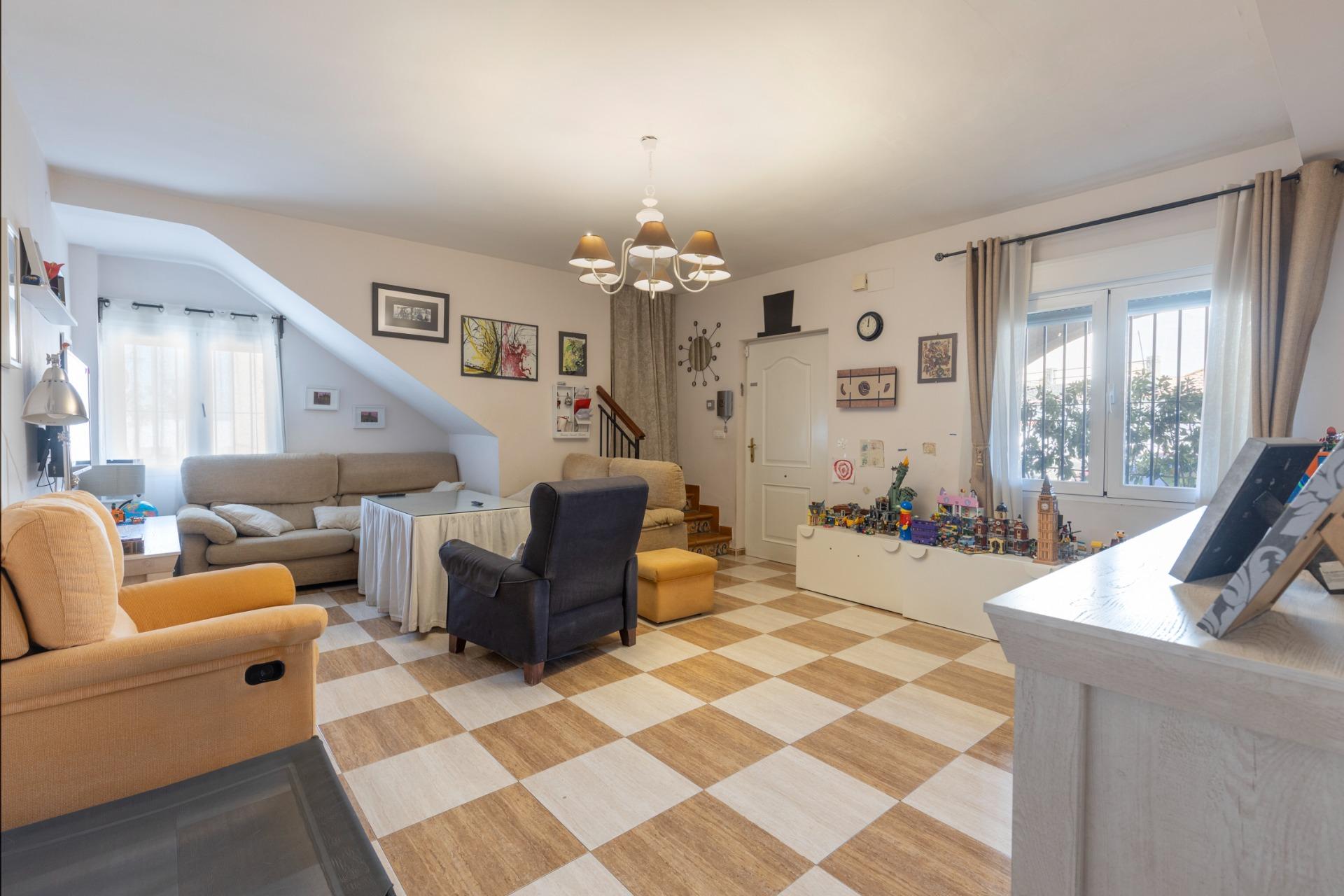 Casa en Armilla con terraza, patio y amplia cochera - foto 4