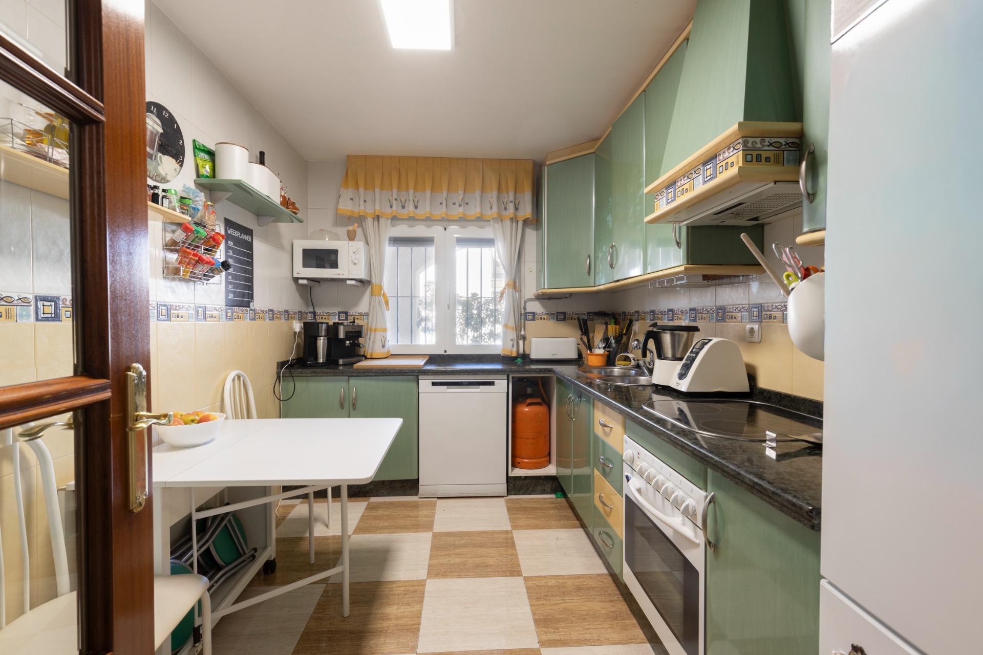 Casa en Armilla con terraza, patio y amplia cochera - foto 8