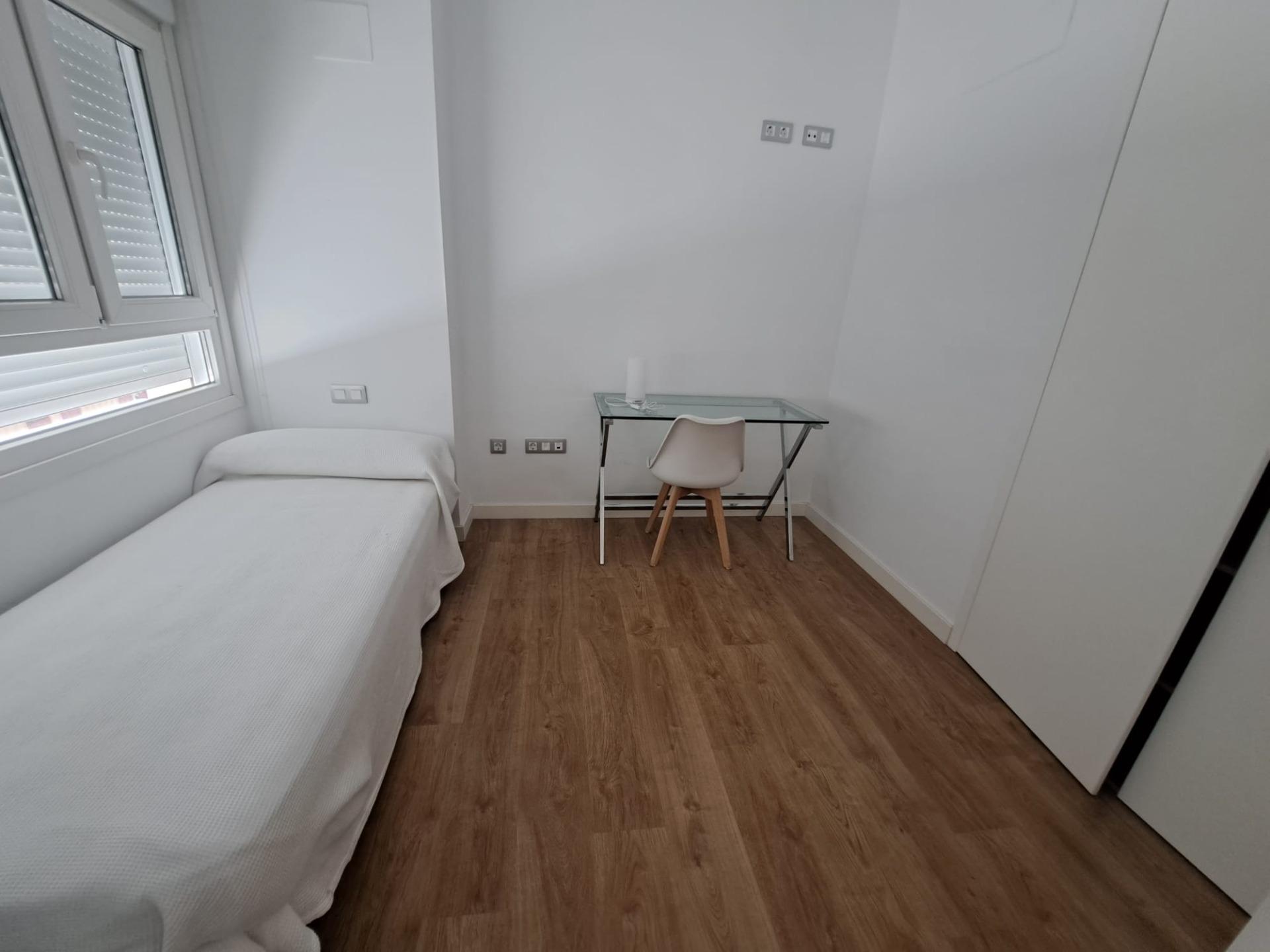 PISO AMUEBLADO  DE 3 DORMITORIOS IDEAL PARA COMPARTIR - foto 2