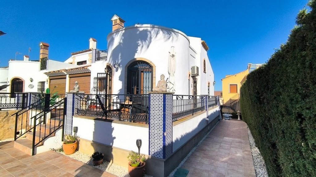 Venta de villa en Algorfa, de 122m2 con 3 dormitorios y 2 baños con plaza de garaje