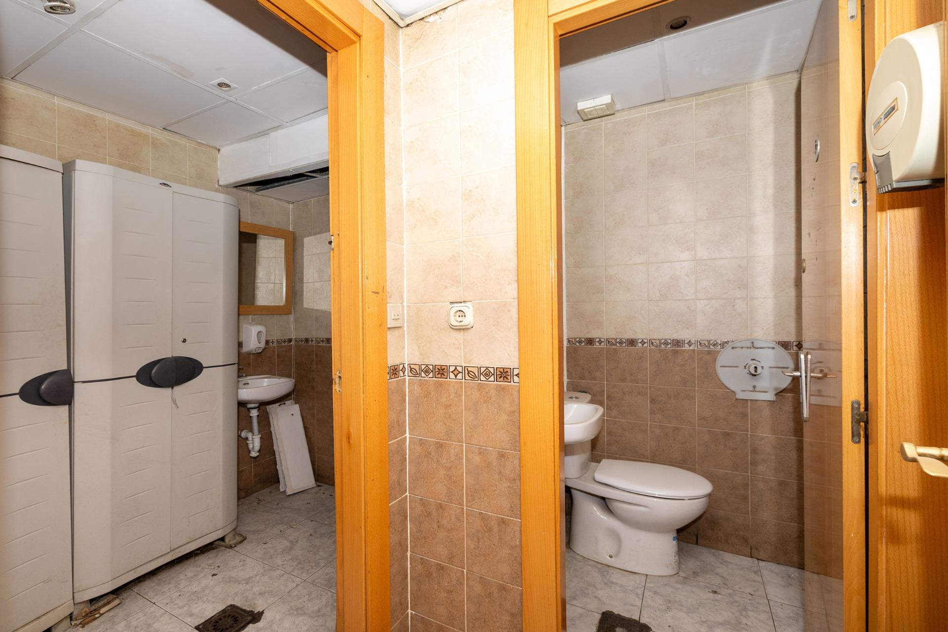 SE VENDE LOCAL COMERCIAL FRENTE estación DE AUTOBUSES - foto 13