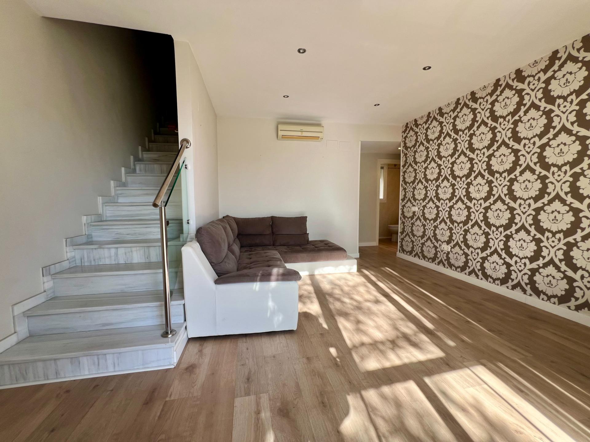 E. Descubre tu nuevo hogar en un espectacular dúplex en Los 