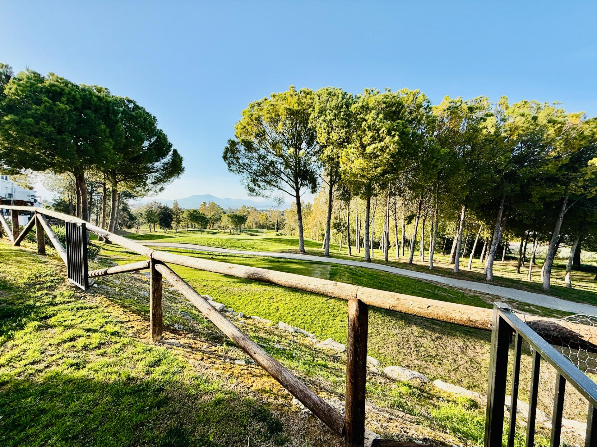 Casa adosada en primera línea de Golf en Alhaurín de la Torr - foto 3