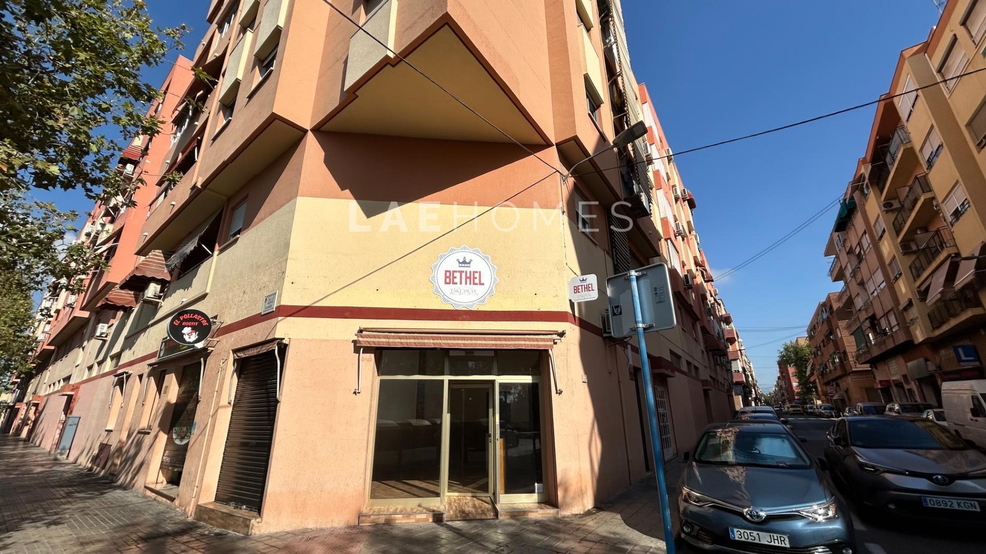 Alquiler local comercial en esquina con terraza y licencia de hostelería en Babel, Alicante