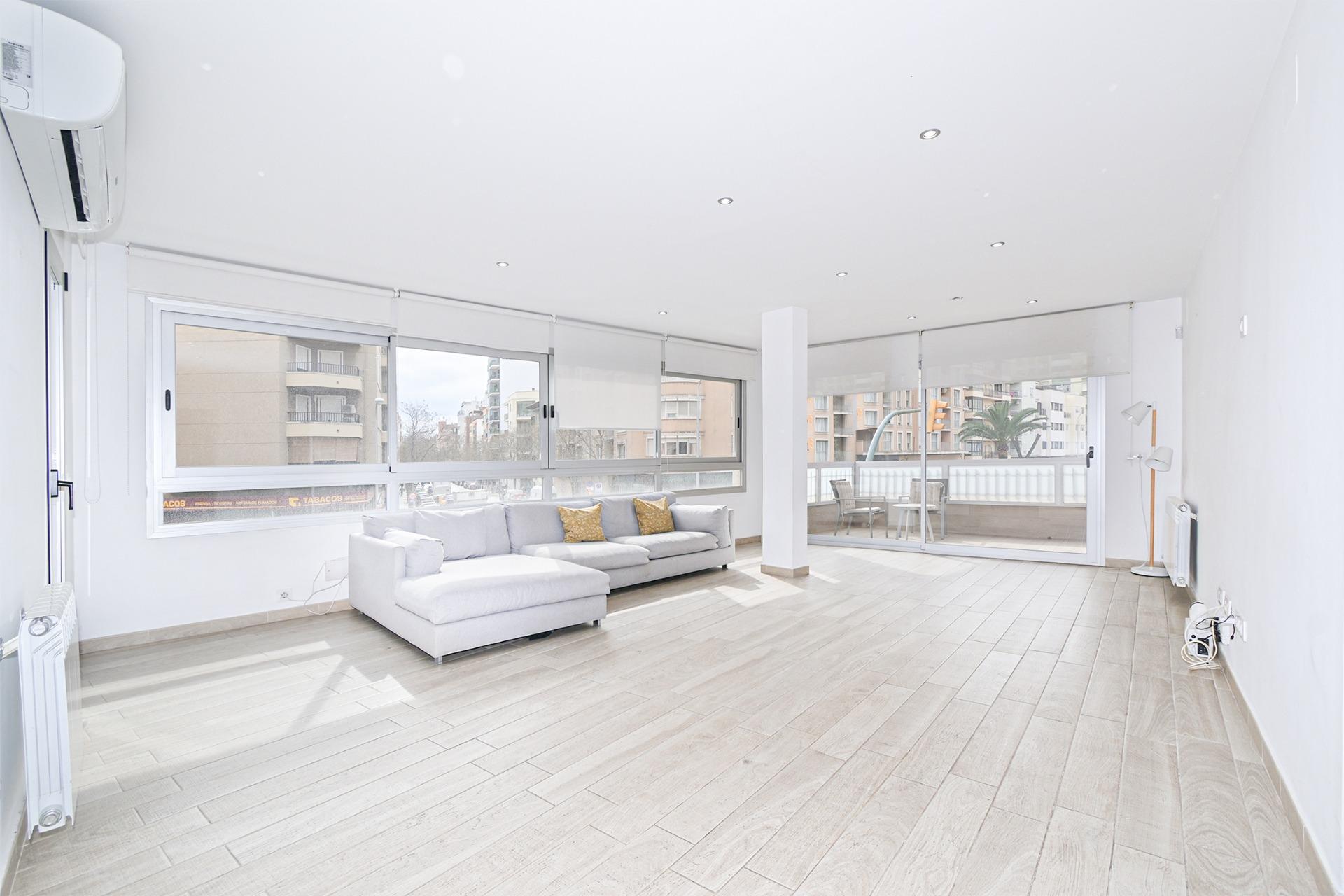 Luminoso y amplio piso con 4 dormitorios dobles, grandes ter