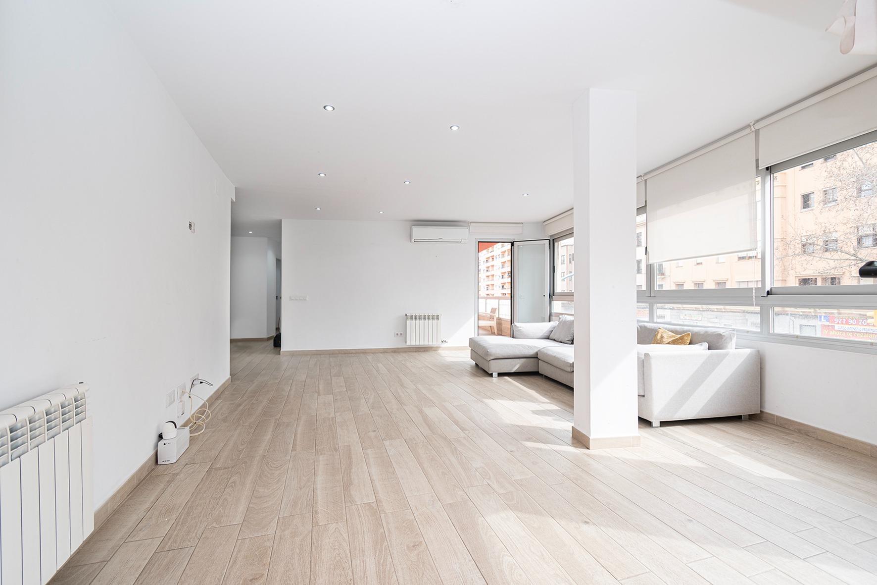 Luminoso y amplio piso con 4 dormitorios dobles, grandes ter - foto 2