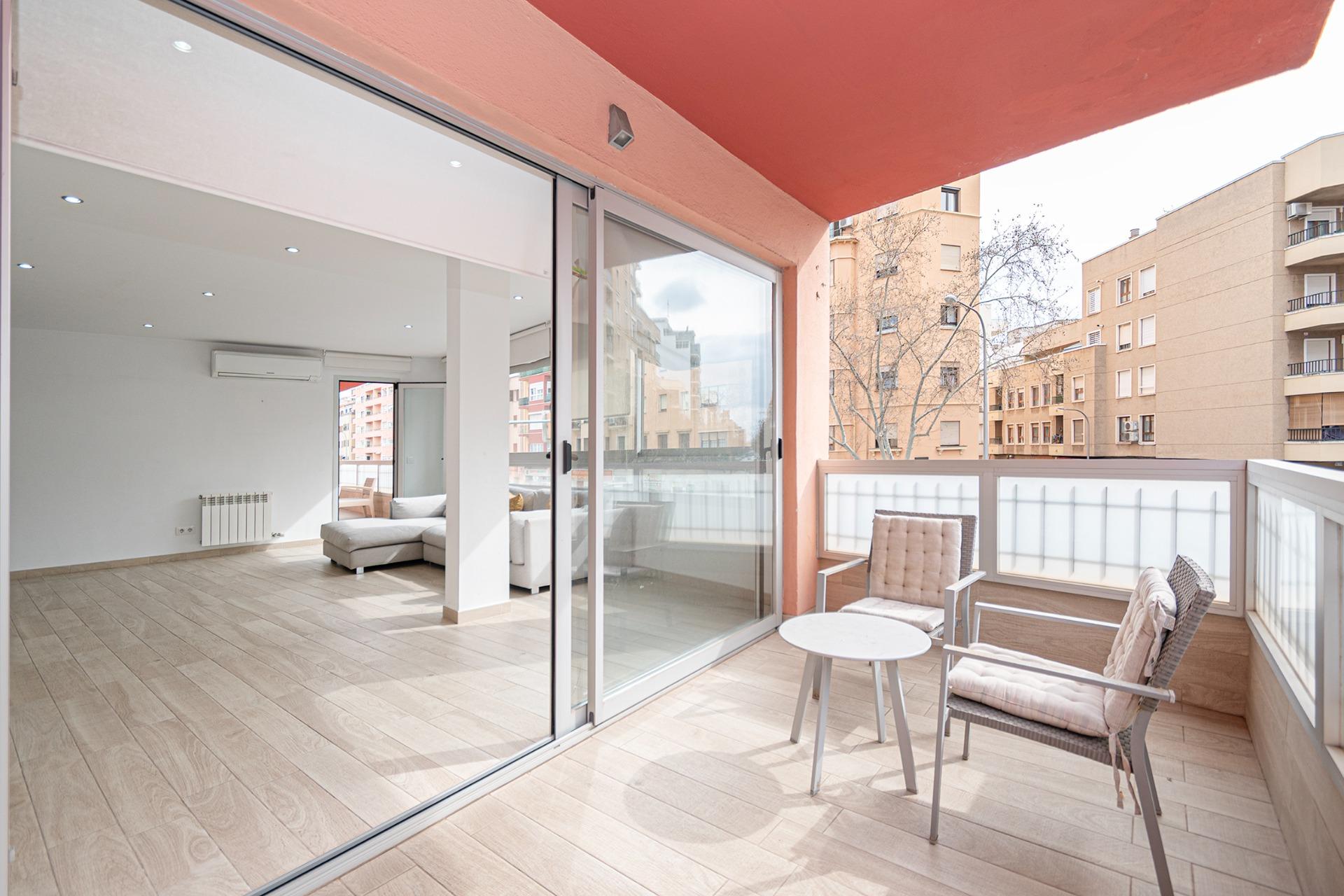 Luminoso y amplio piso con 4 dormitorios dobles, grandes ter - foto 4