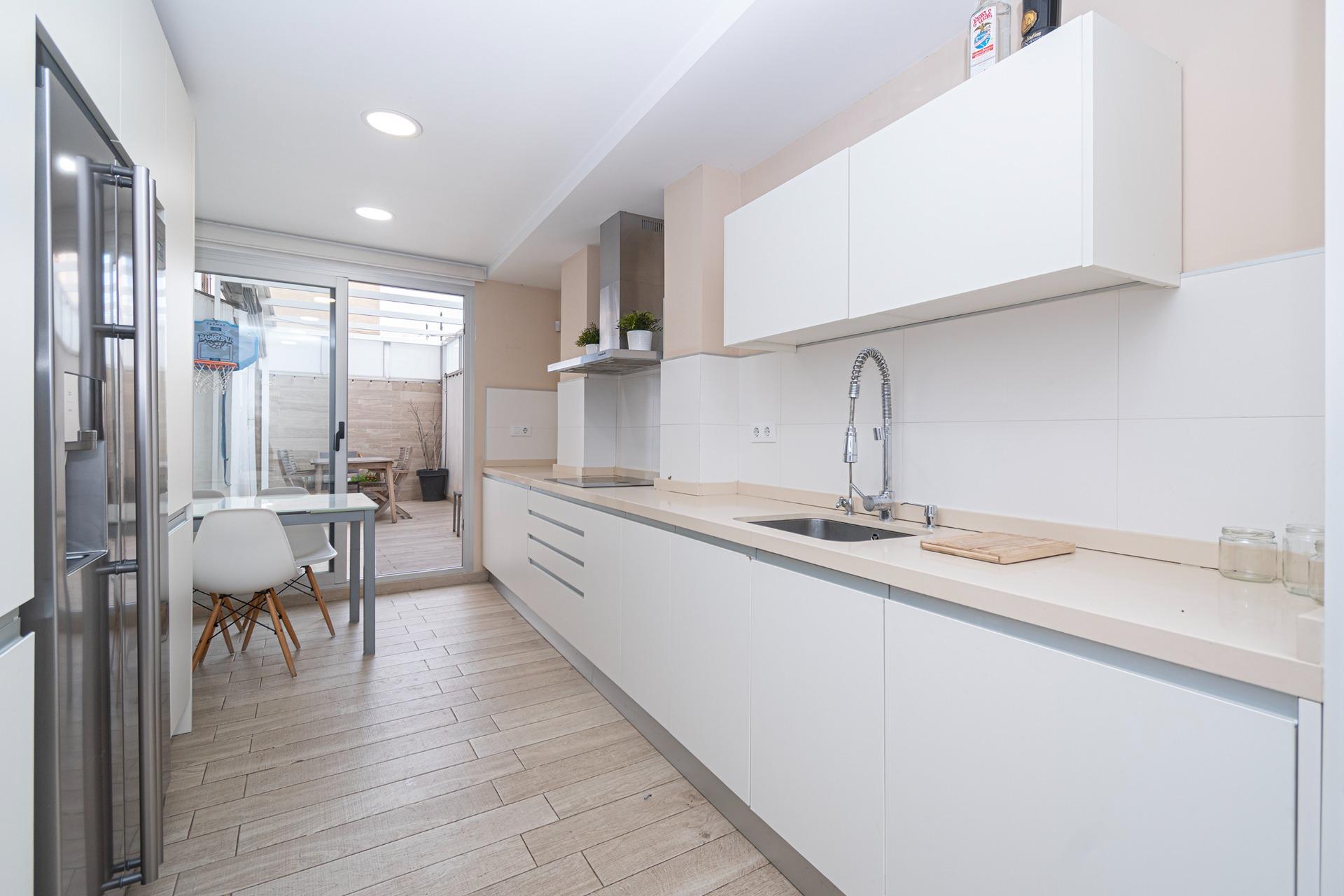 Luminoso y amplio piso con 4 dormitorios dobles, grandes ter - foto 10