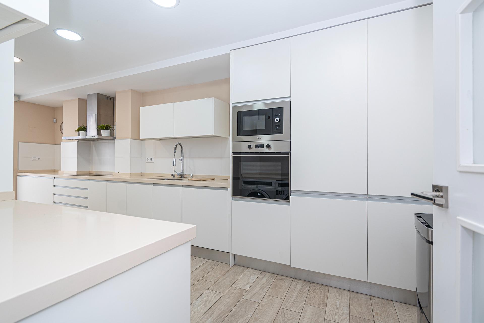 Luminoso y amplio piso con 4 dormitorios dobles, grandes ter - foto 15