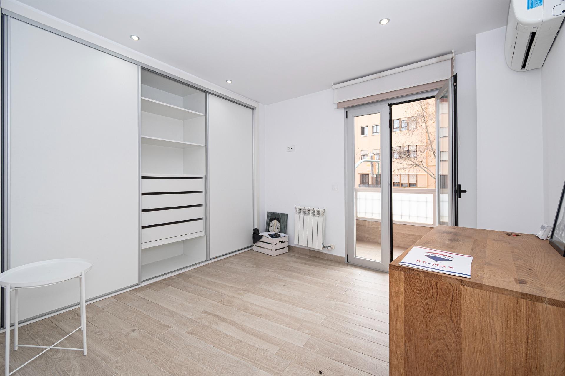 Luminoso y amplio piso con 4 dormitorios dobles, grandes ter - foto 17