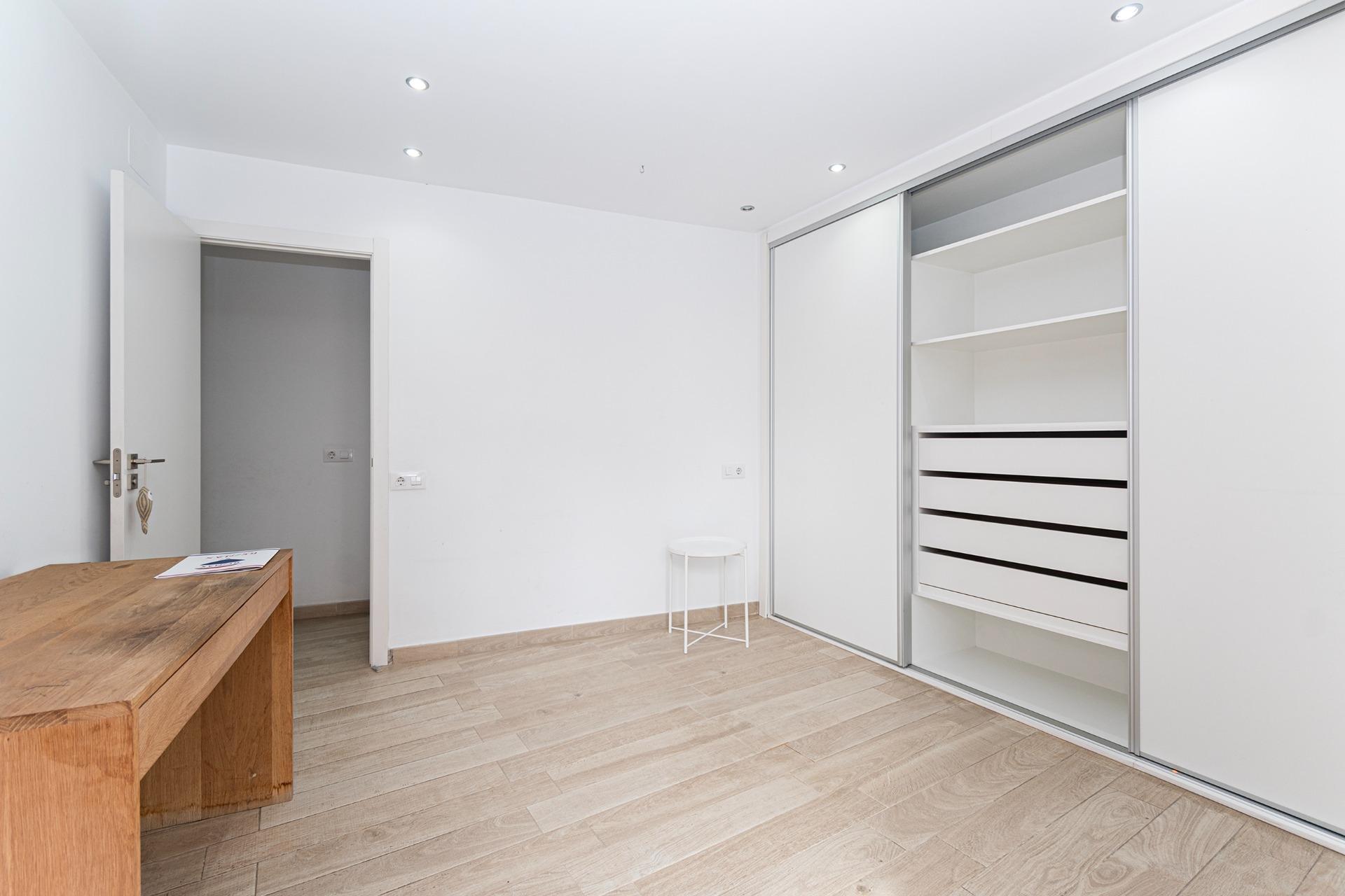 Luminoso y amplio piso con 4 dormitorios dobles, grandes ter - foto 18