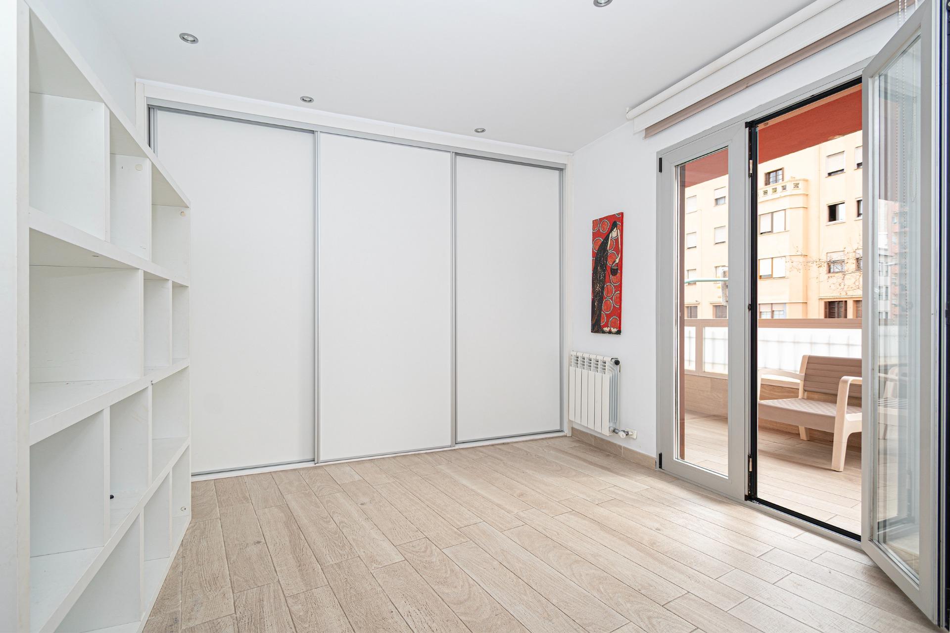 Luminoso y amplio piso con 4 dormitorios dobles, grandes ter - foto 21