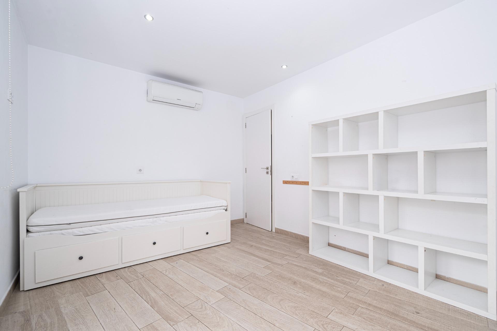 Luminoso y amplio piso con 4 dormitorios dobles, grandes ter - foto 22