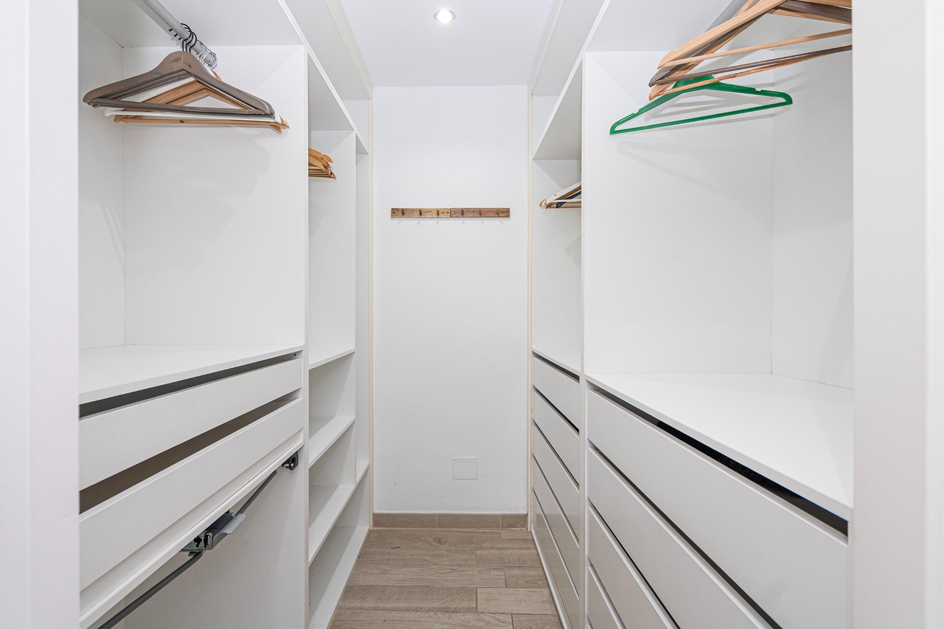 Luminoso y amplio piso con 4 dormitorios dobles, grandes ter - foto 26