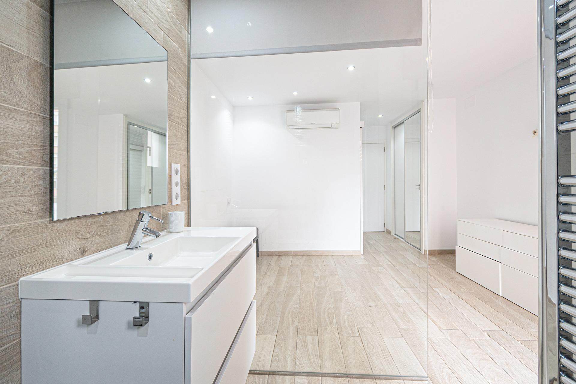 Luminoso y amplio piso con 4 dormitorios dobles, grandes ter - foto 29