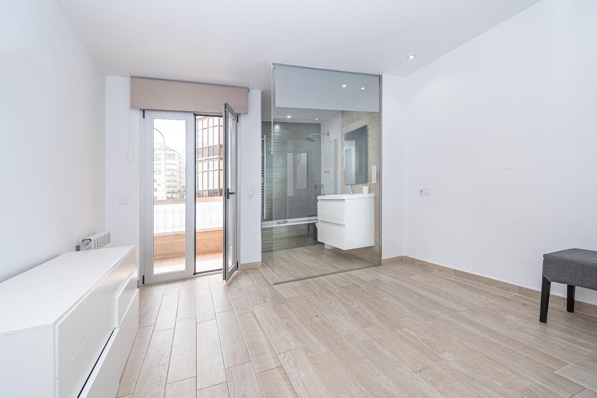 Luminoso y amplio piso con 4 dormitorios dobles, grandes ter - foto 32