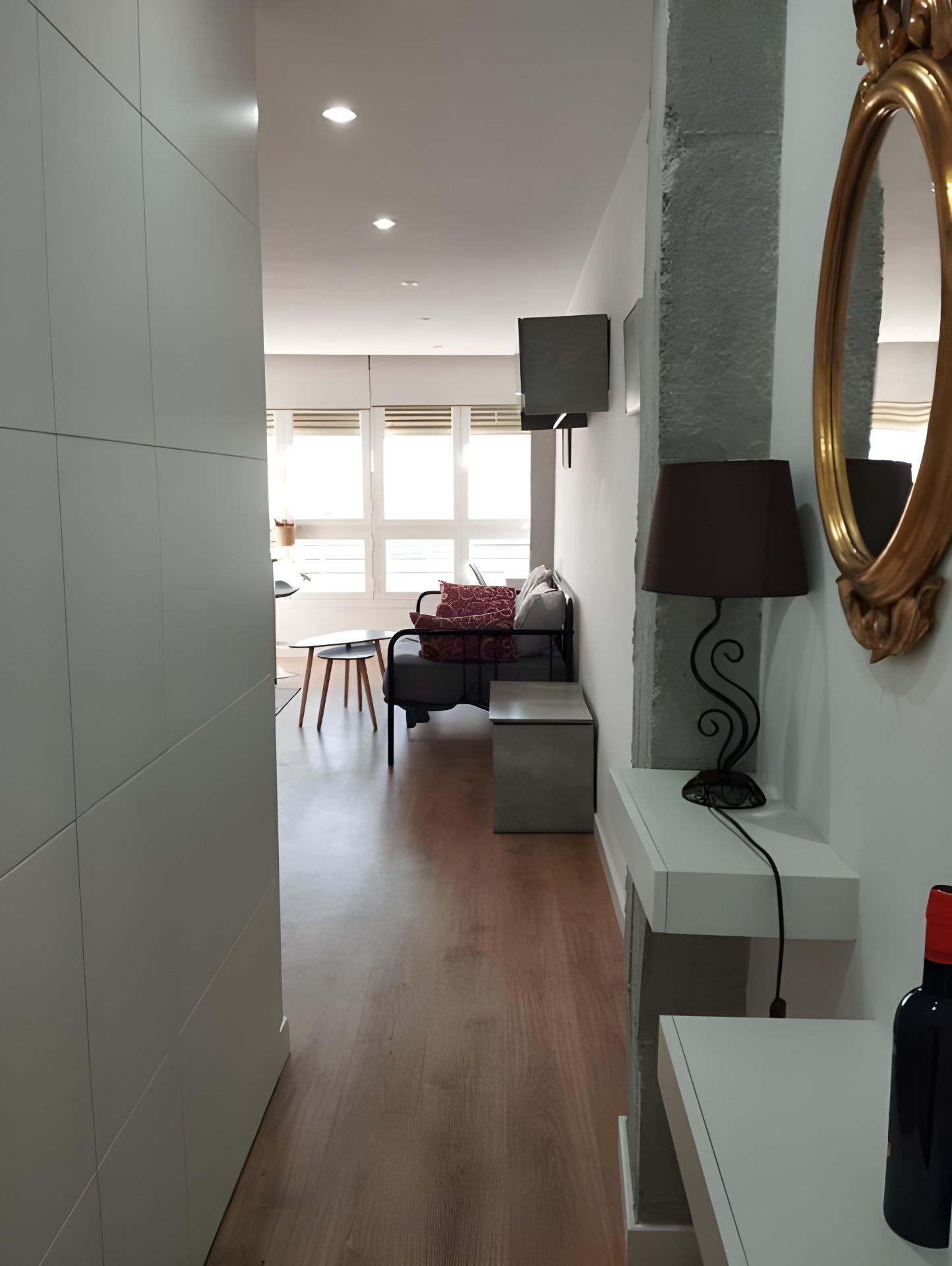 Luminoso Estudio con Vistas en Planta 7ª | Junto a Facultad  - foto 2