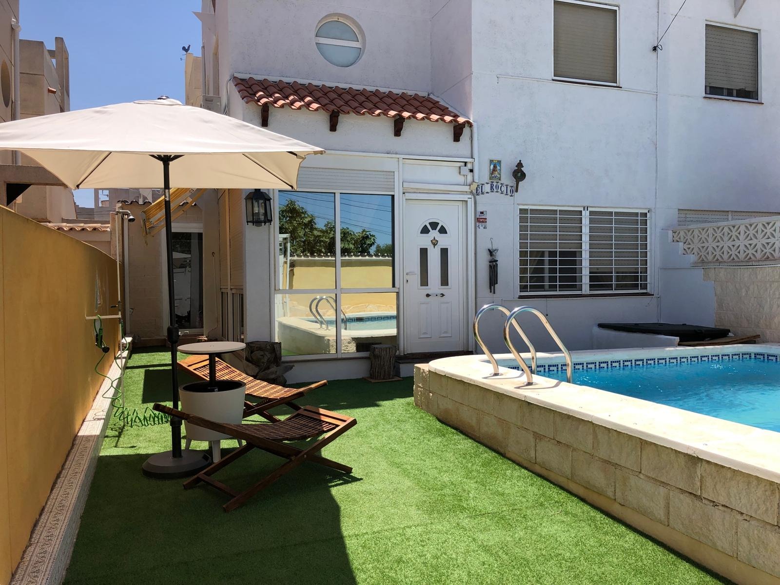 Chalet Adosado de Cuatro Dormitorios con Piscina Privada en  - foto 3